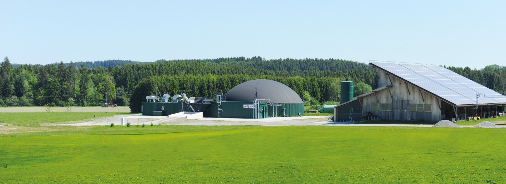 Biogasanlage in landwirtschaftlicher Umgebung